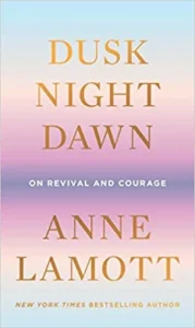 Featured image for Resumen de "Crepúsculo, Noche, Amanecer: Sobre la Renovación y el Coraje" por Anne Lamott
