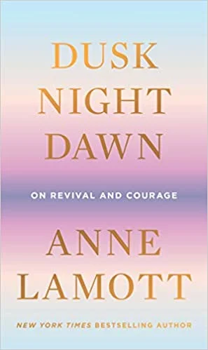 Featured image for Resumen de "Crepúsculo, Noche, Amanecer: Sobre la Renovación y el Coraje" por Anne Lamott