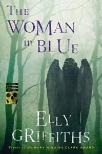 Featured image for Resumen de 'La mujer de azul' por Elly Griffiths