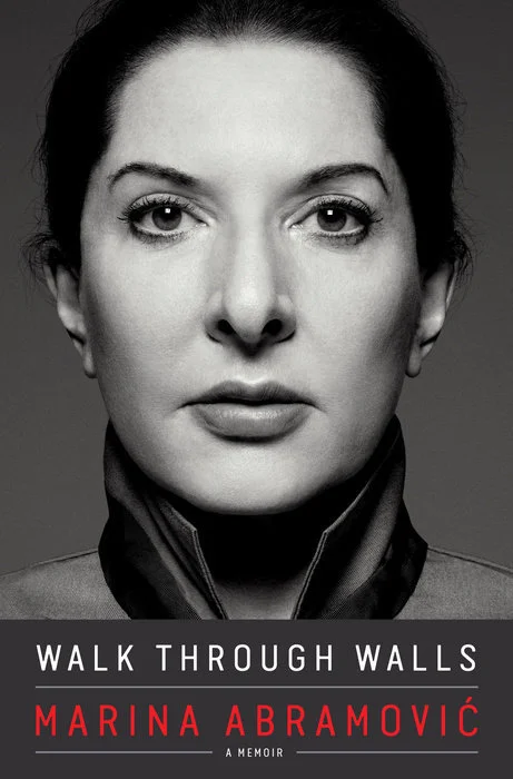Featured image for Resumen de "Caminando a través de muros: Una memoria" por Marina Abramović