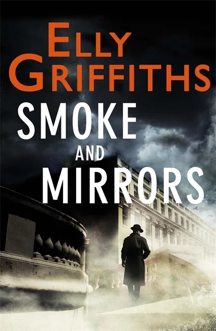Featured image for Resumen de "Smoke and Mirrors" de Elly Griffiths