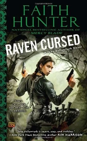 Featured image for Resumen de "Raven Cursed" por Faith Hunter