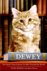 Featured image for Resumen de "Dewey: el gato bibliotecario de un pequeño pueblo que tocó el mundo" por Vicki Myron
