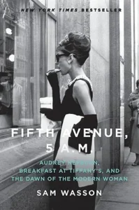Featured image for Resumen de "Quinta Avenida, 5 A.M.: Audrey Hepburn, Desayuno en Tiffany's y el Amanecer de la Mujer Moderna" por Sam Wasson