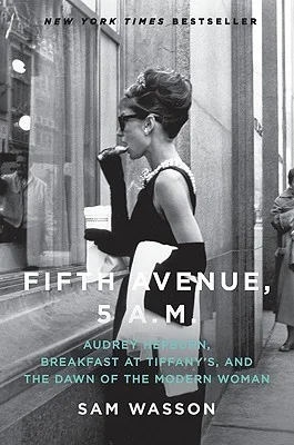 Featured image for Resumen de "Quinta Avenida, 5 A.M.: Audrey Hepburn, Desayuno en Tiffany's y el Amanecer de la Mujer Moderna" por Sam Wasson