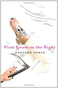 Featured image for Resumen de "Primera tumba a la derecha" por Darynda Jones