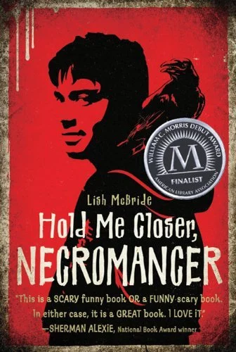 Featured image for Resumen de "Hold Me Closer, Necromancer" por Lish McBride