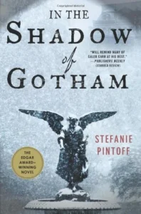 Featured image for Resumen de "En la sombra de Gotham" por Stefanie Pintoff