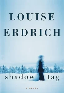 Featured image for Resumen de 'La sombra de la etiqueta' por Louise Erdrich