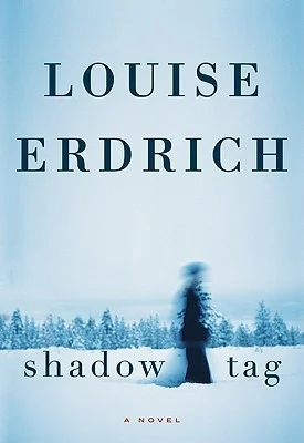 Featured image for Resumen de 'La sombra de la etiqueta' por Louise Erdrich