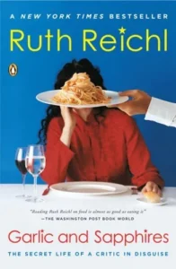 Featured image for Resumen de "Ajo y zafiros: La vida secreta de una crítica disfrazada" por Ruth Reichl