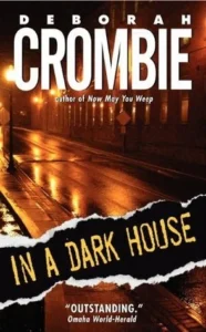Featured image for Resumen de 'En una casa oscura' por Deborah Crombie